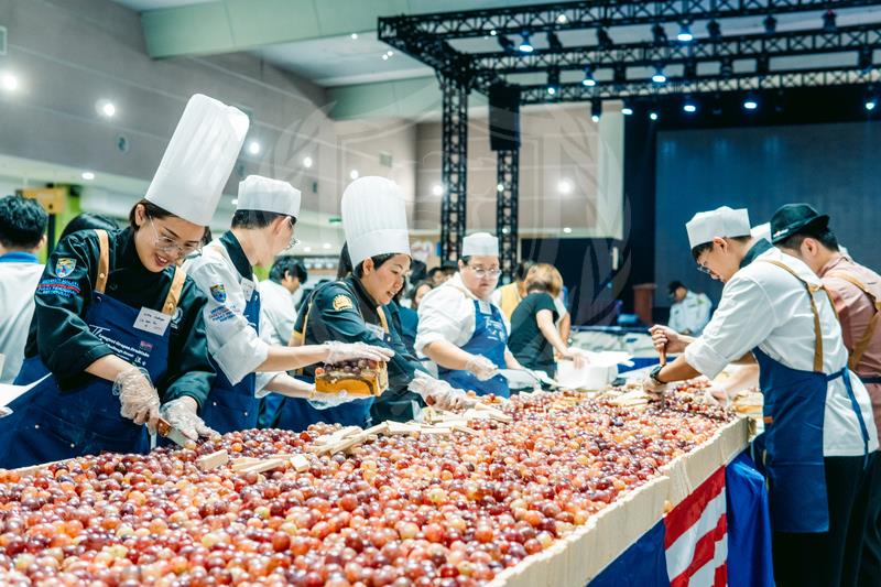 Malaysia Book Record – Malaysia Day The Longest GrapesFruit Cake 2024